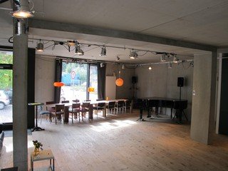 Hamburg Eventraum TischundStuhl image 0